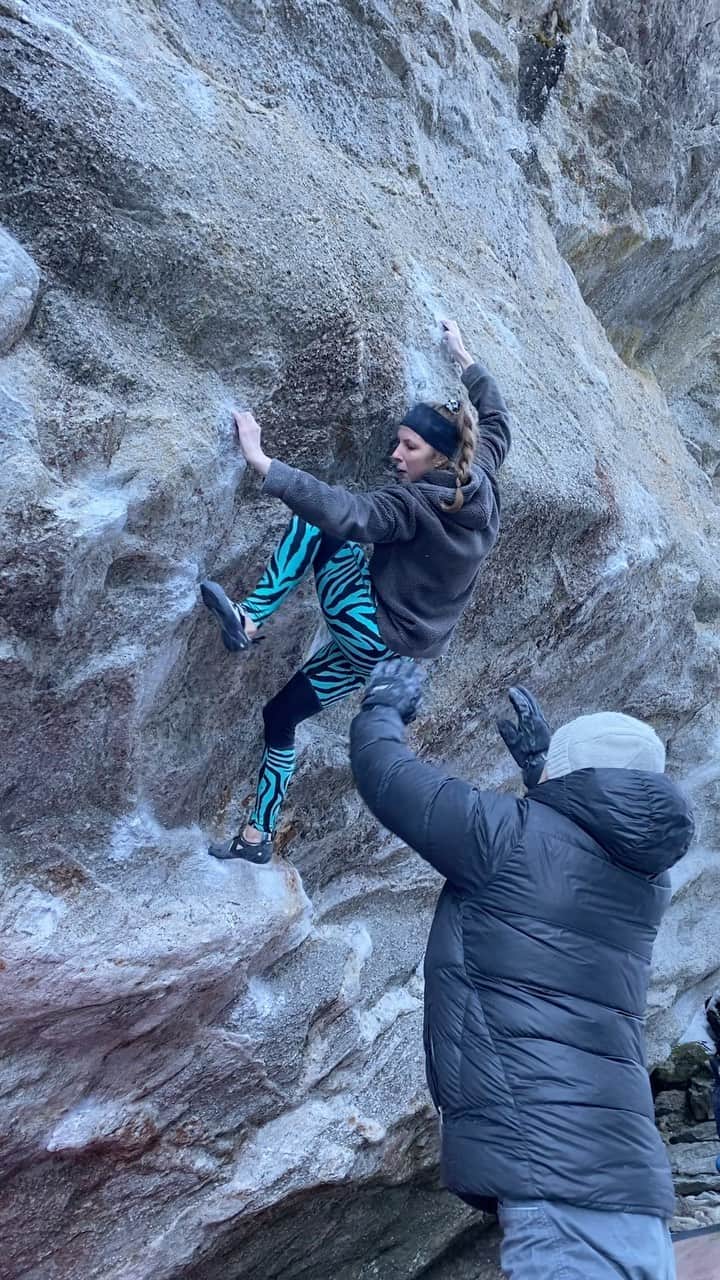 カロリーネ・ジンフーバーのインスタグラム：「reclimbed that thing for a video 😂 made some progress on the right exit, but it feels so hard 🥵  @belmezattitude @organicclimbing @frictionlabs @scarpa_at @sosolid_official @natureclimbing   #climbing #klettern #climb #tirol #innsbruck #austria #österreich #nature #noplacetoofar #frictionlabs #chalkmatters #climbinggirls #climbing_is_my_passion #climbing_pictures_of_instagram #climber」