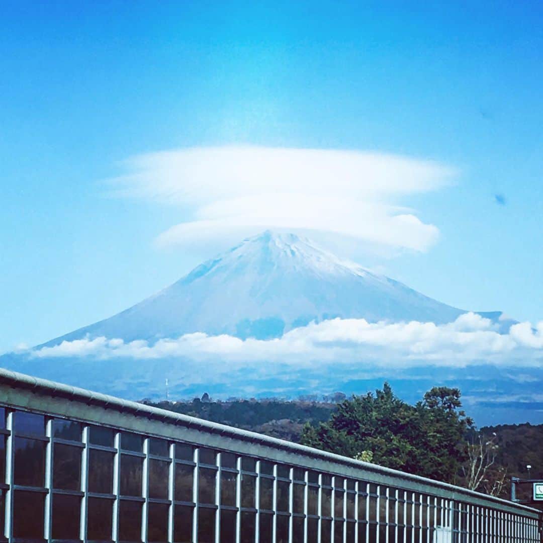 犬小屋??のインスタグラム：「浜名湖からの帰り道、 富士山にレンズ雲がかかってた！ 自分の眼で、初めて見ました！ 幻想的😍  #富士山 #レンズ雲 #傘雲」