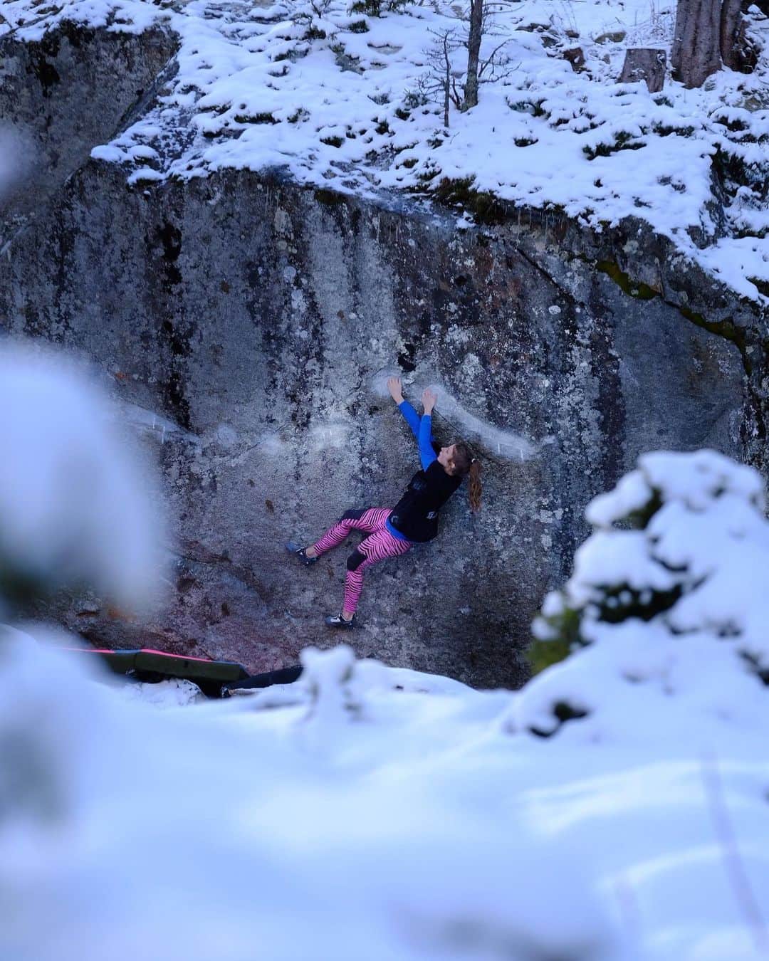 カロリーネ・ジンフーバーのインスタグラム：「when things start getting uncomfy here in austria 🥶❄️💦 unfortunately gyms are still closed, so there will be some crisp sessions ahead #winter #austria  📷 @fabian.leu  @belmezattitude @frictionlabs @organicclimbing @natureclimbing @sosolid_official @scarpa_at  . . . . #climbing #climb #bouldern #bouldering #snow #österreich #tirol #tyrol #climbgirls #climbing_pictures_of_instagram #climbing_is_my_passion #climbinglife #chalkmatters #noplacetoofar #belmezattitude」