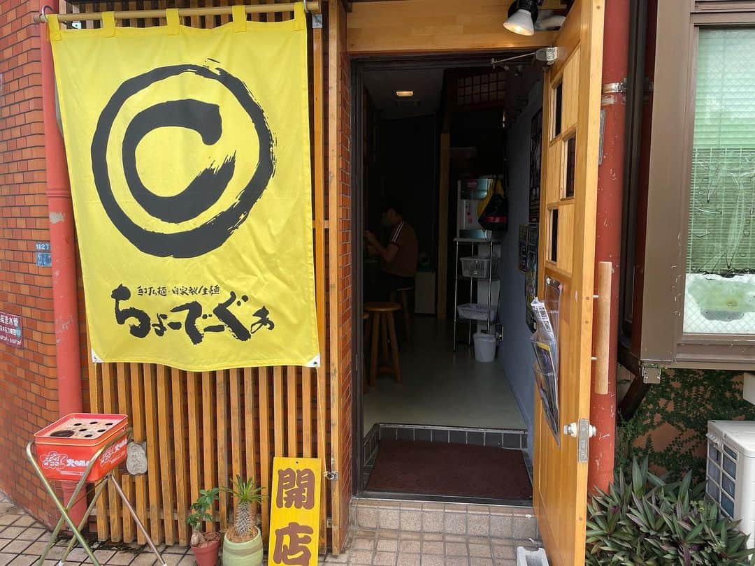 SONOMIのインスタグラム：「ちょーでーぐぁ @chodegwa_naha   沖縄そばのお店であえての 『もずく麺すば』と『ジューシー』を食べましたよ〜♪ 美味しかったぁ❣️ ご馳走さまでした🙇🏻‍♀️」