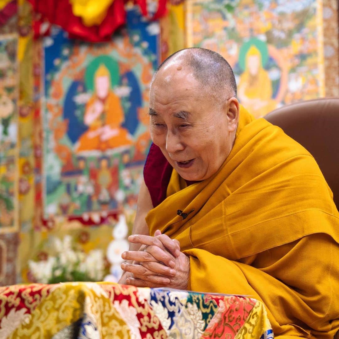 ダライ・ラマ14世のインスタグラム：「HHDL enjoys a light moment during teachings he was giving over the internet from his residence on December 10, 2020. Photo by Tenzin Jamphel #dalailama」