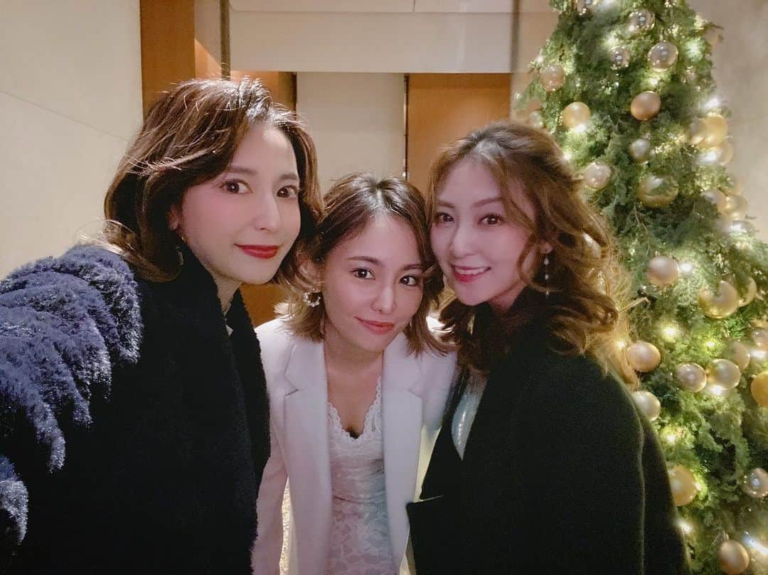 宮本沙恵さんのインスタグラム写真 宮本沙恵instagram クリスマス近いからホワイトコーデでディナーしたよ お誕生日と結婚のお祝いもしてもらっちゃったの 2人とも綺麗で優しくて性格良くて本当に尊敬してます いつもありがとう Dinner