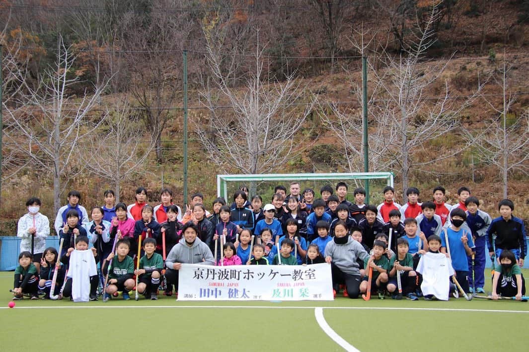 及川栞のインスタグラム：「. Hockey clinic in Kyotamba🏑💓 京丹波町でのホッケークリニック みんな真剣に楽しく参加してくれて ありがとうございました。 同級生の健太とコンビ組ませて頂きました。 @majestic_plan @jdhjapan @kyotamba.hockey.association  ありがとうございました！🤍🤍 皆さん、また会える日を楽しみにしています🌸🇯🇵 関係者の方々ありがとうございました🌈  #hockeyclinicday#sunnyday#memories#enjoy#workhard#japan#kyotamba#sakurajapan#samuraijapan」