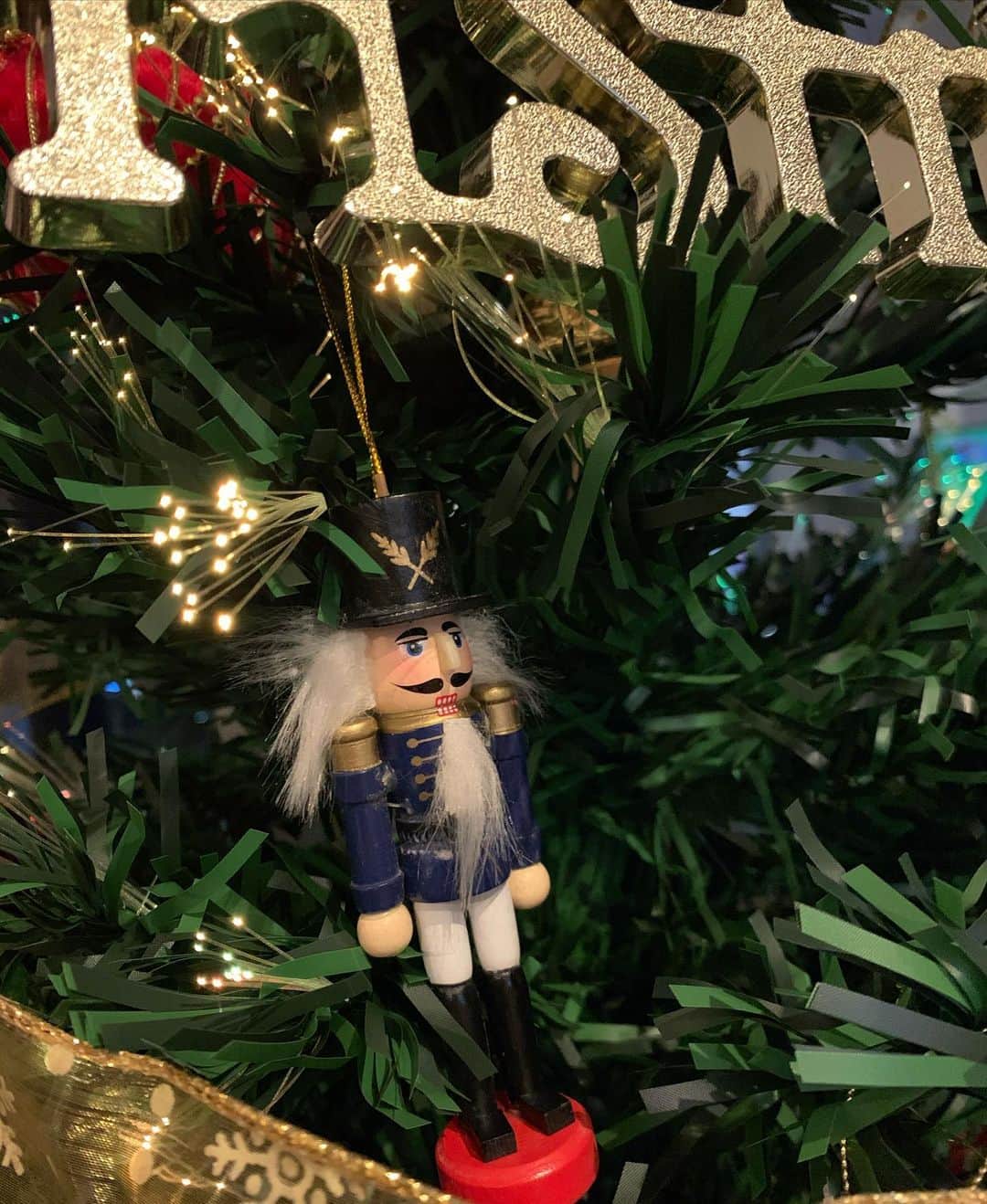 林マオのインスタグラム：「クリスマスツリーを出しました✨  今年は、 ずっと欲しかった くるみ割り人形が仲間入り🎶  ぐんと、クリスマス感が アップしましたぁ🎉」