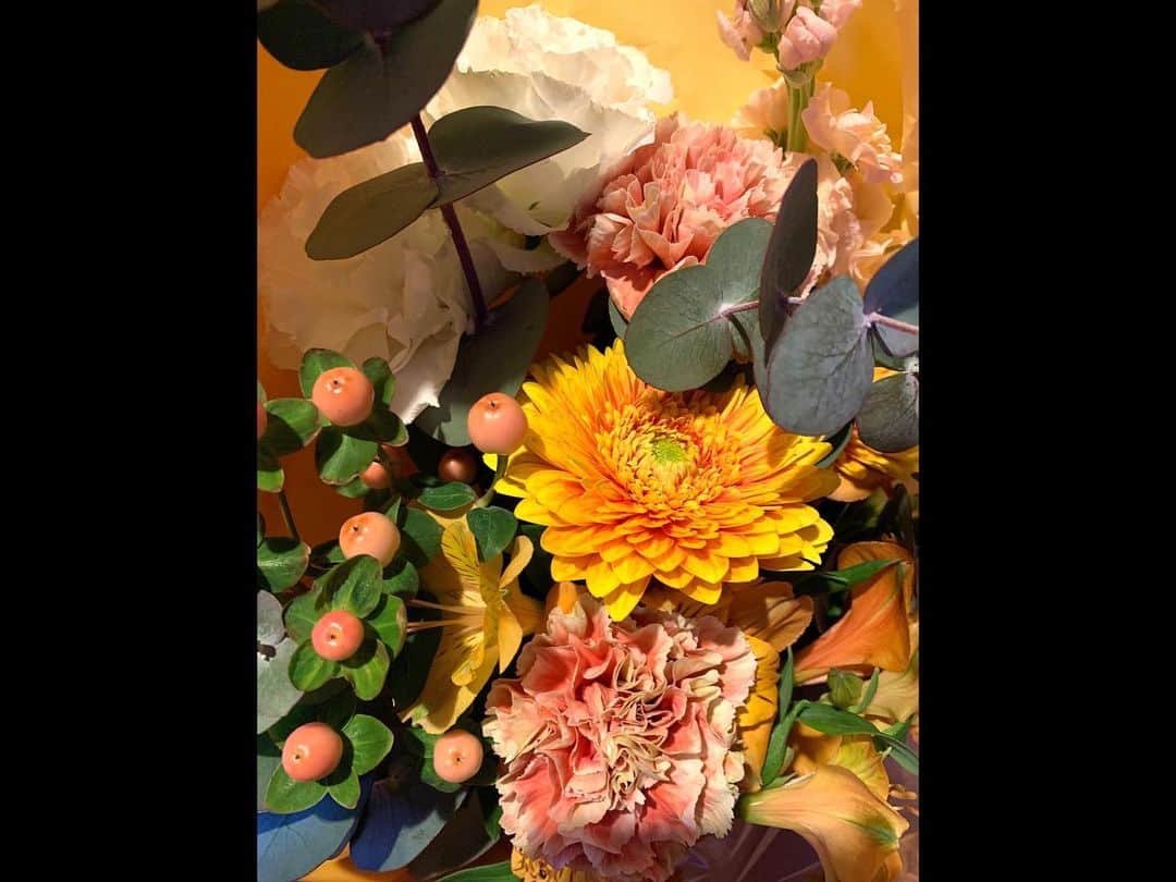 矢崎希菜のインスタグラム：「オールアップの時に頂いた 素敵な花束💐🧡  #今際の国のアリス #ネトフリ  @netflixjp」