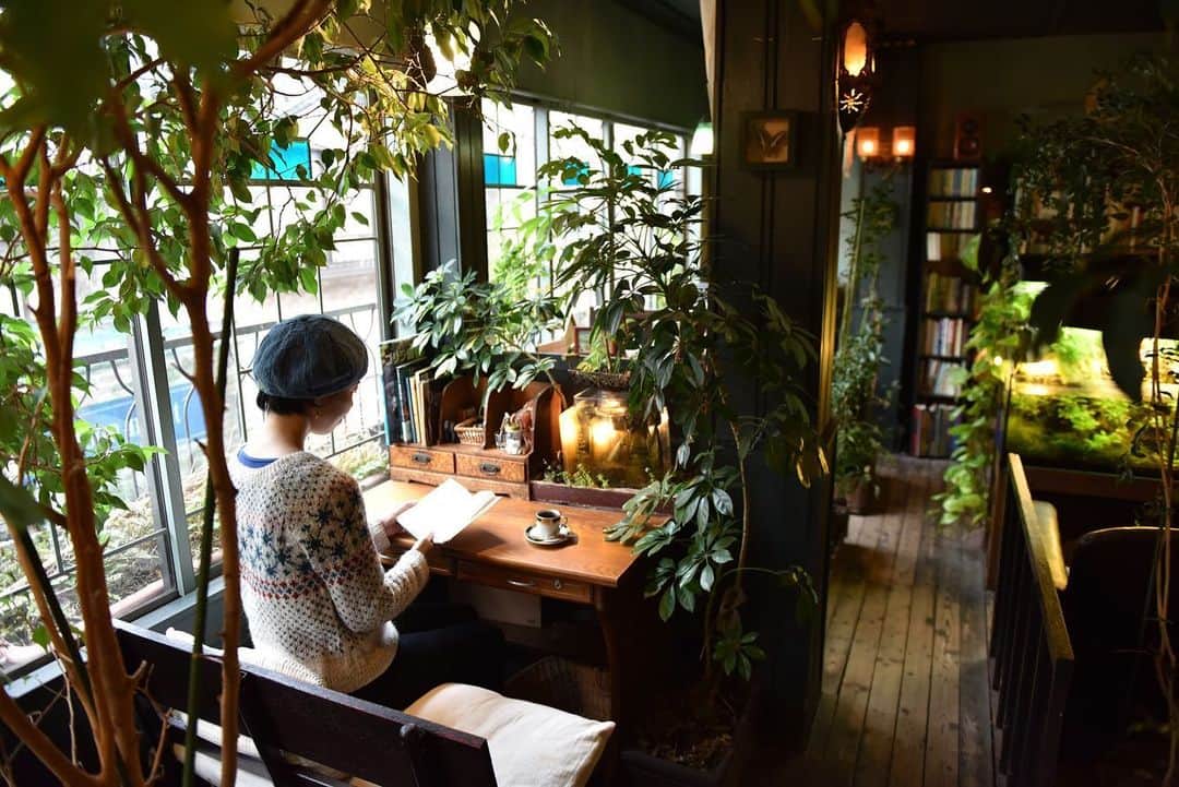 ことりっぷのインスタグラム：「.﻿ 高円寺の片隅に佇む「アール座読書館」は、“おしゃべり禁止”という珍しいルールを掲げたブックカフェです。静かで穏やかな空気が流れる、ちょっぴり現実離れした個性的な空間は、本の世界にとっぷり浸るのにうってつけ。仕事やプライベートの慌ただしさから解放されて、心休まるひと時が過ごせます。﻿ ﻿ コーヒーは、生産地の気候や風土がもたらす個性ある味わいを活かすために、ブレンドはなく、ストレートのみ。ブラジルやタンザニアなど、エッジの効いたラインナップが揃います。スイーツは「クッキー盛り合わせ」や「ブラウニー」など軽めのものが数種類。シンプルな味わいが個性的なドリンクを引き立てます。﻿ ﻿ --------------------﻿ 「アール座読書館」については#ことりっぷweb で紹介しています。詳しくはトップページのURLからご覧ください。﻿ @cotrip_official﻿ --------------------﻿ ﻿ #高円寺 #レトロ #ブックカフェ #本 #クッキー盛り合わせ﻿ #ig_japan#visitjapan#japantrip#japantravel」