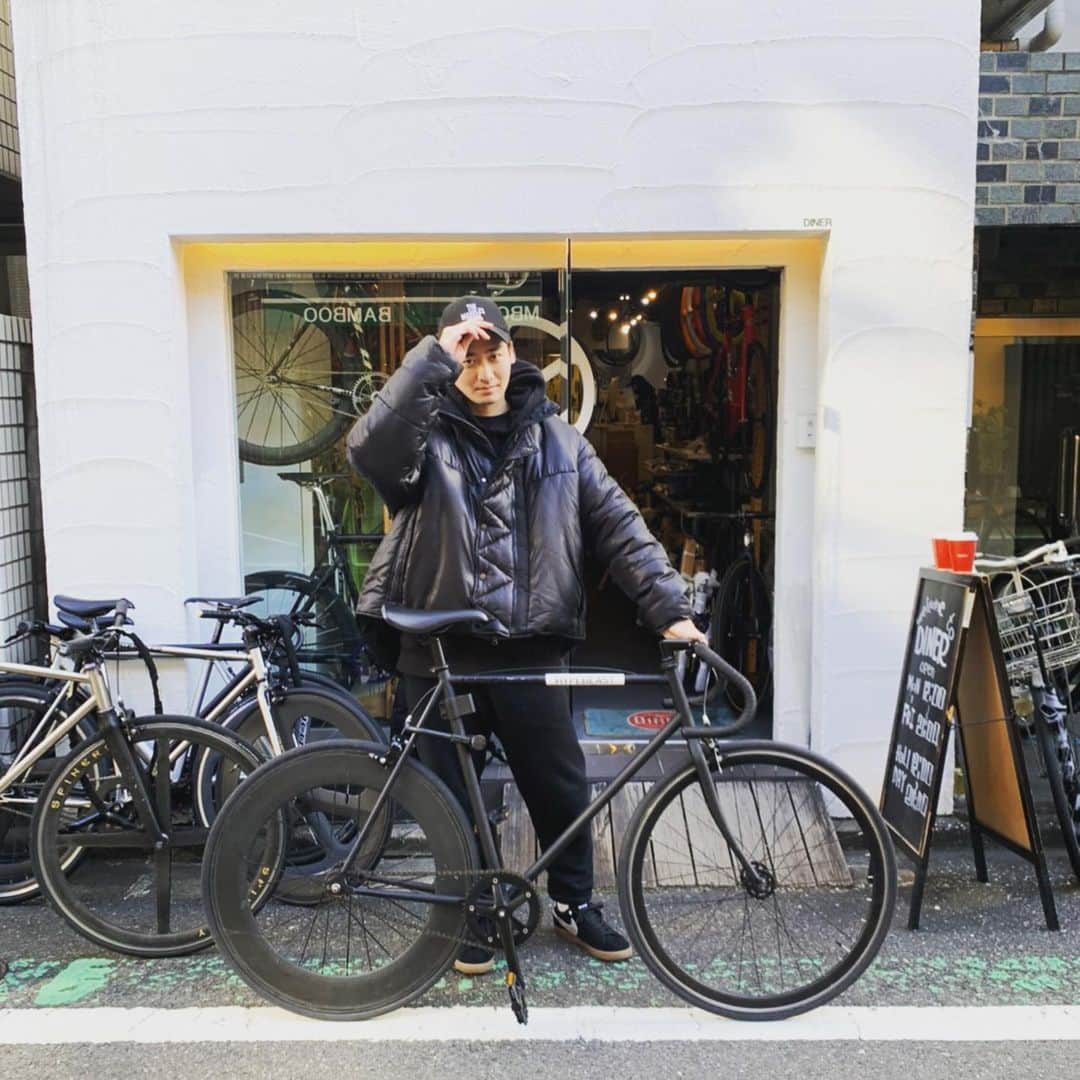 ダイキのインスタグラム：「こんにちわ。 最近の移動は自転車！ @chi_darumakebarikai さんの後輪のカーボンを引き継いで益々、快適に☺️ ありがとうございます！！！ #dinertokyo #ピストバイク #カーボンホイール」