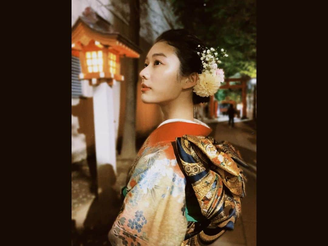 矢崎希菜のインスタグラム：「新成人の皆様、おめでとうございます🌅  私も成人の日を迎えることができました 二十歳までの数ヶ月も全力で。  写真は、少し前に振袖を着た時の👘  Thank you for always supporting me!! I wore a kimono in this picture.  #2021 #成人」
