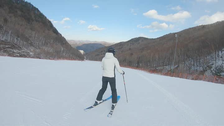 ジョン・ジェウンのインスタグラム：「. A, 체킹, 다운  겨울훈련⛷  *코로나19 방역수칙을 철저히 준수하며 이용하였습니다  #skiing」