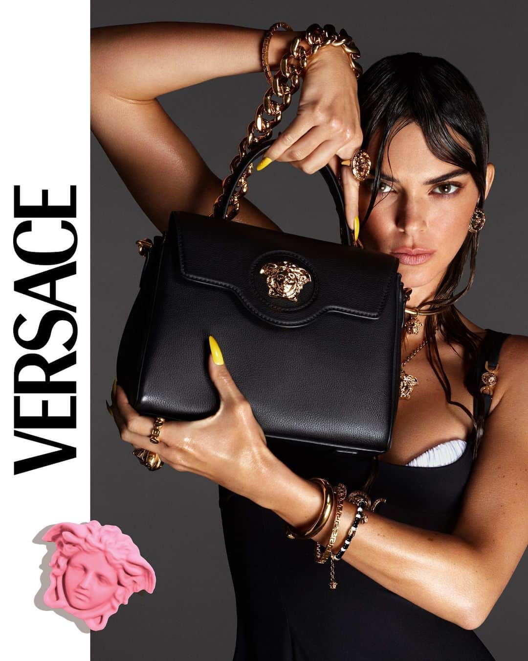 ドナテラ・ヴェルサーチのインスタグラム：「Kendall! 🔱 A little preview of the #VersaceSS21 campaign with my new La Medusa handbag. @kendalljenner 💋」