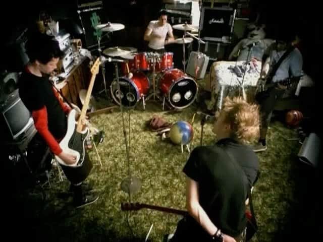 Sum 41のインスタグラム：「The "Motivation" music video was released during this month in 2002.」