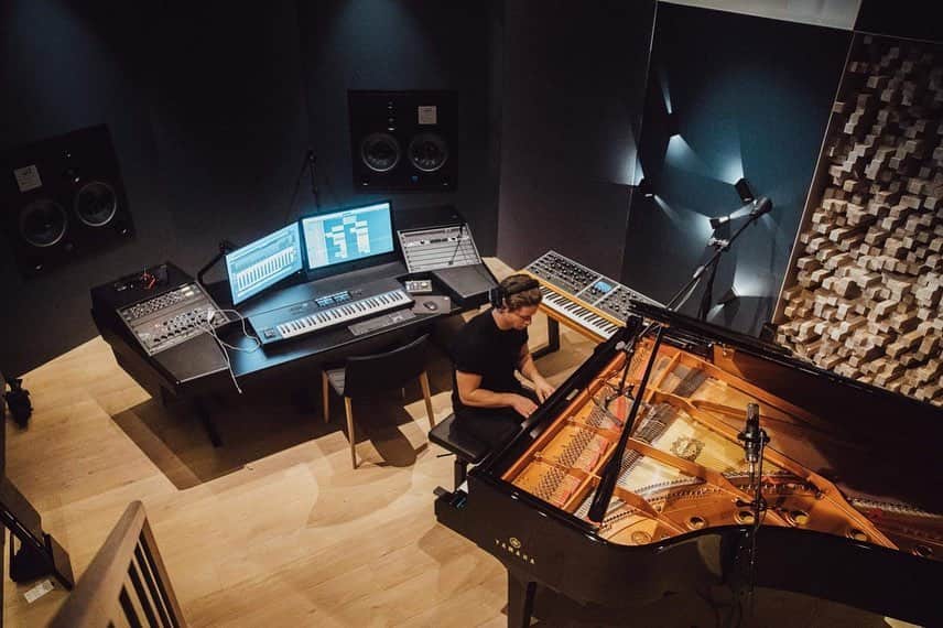 KYGOのインスタグラム：「My brand new home studio is done 😍 Maybe I can finally start to make some good music now」