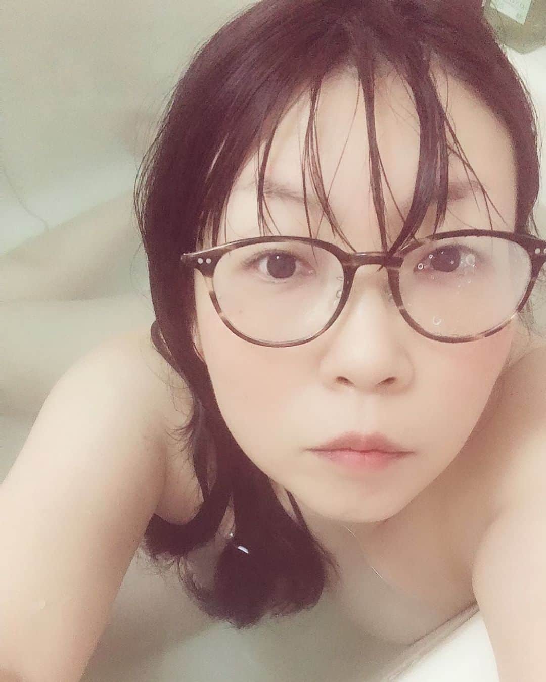 松井理子さんのインスタグラム写真 - (松井理子Instagram)「お風呂に入ってお湯がレンズにかかるまで、眼鏡を外していないことに気づかない。  ちょっとがっくりくるん。 やれやれ。 #眼鏡あるある #眼鏡女子 #お風呂女子」12月22日 1時20分 - ume_ume_phot