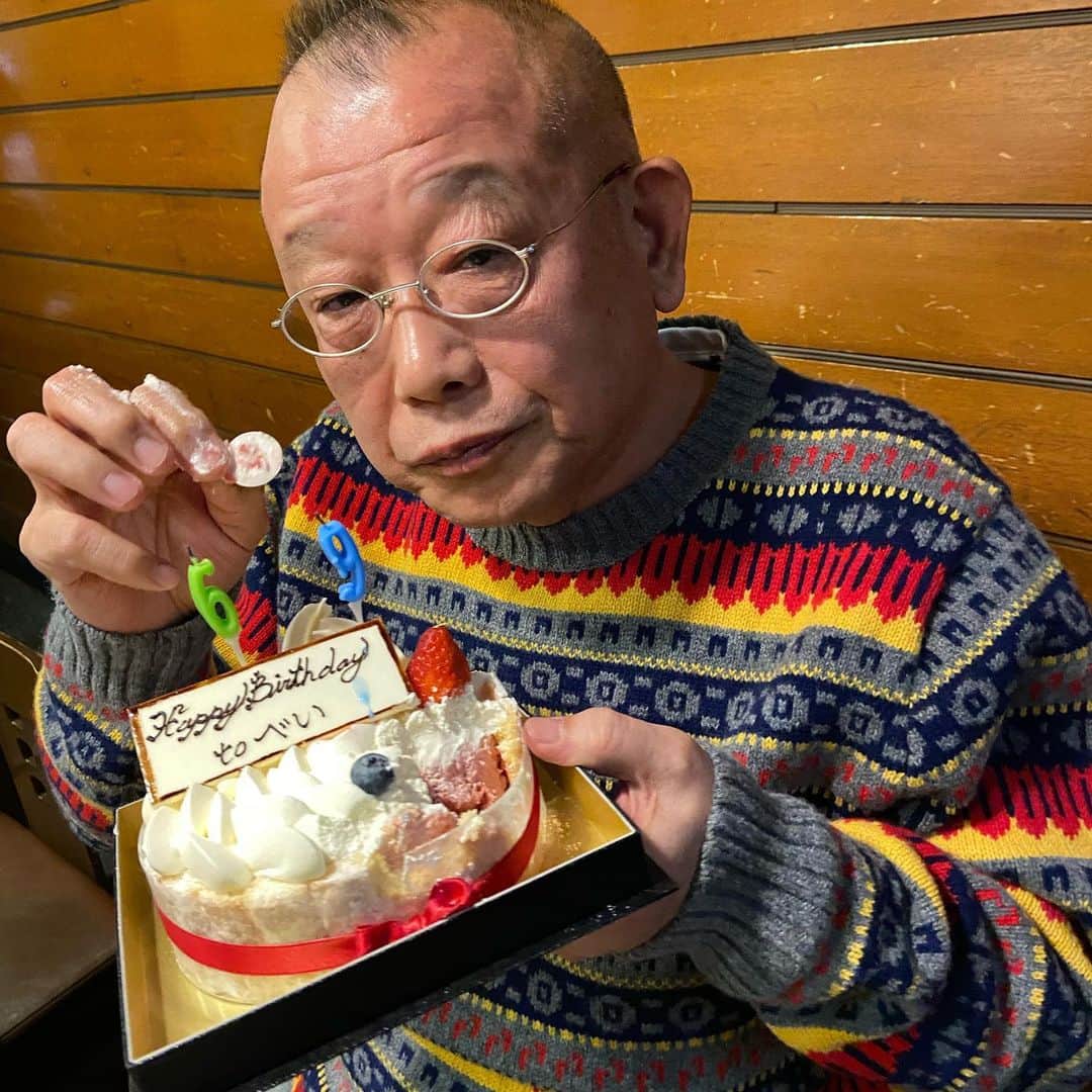 笑福亭鶴瓶のインスタグラム：「中居がケーキをくれました。69歳の日、仰天の終わりに金寿司にて。」