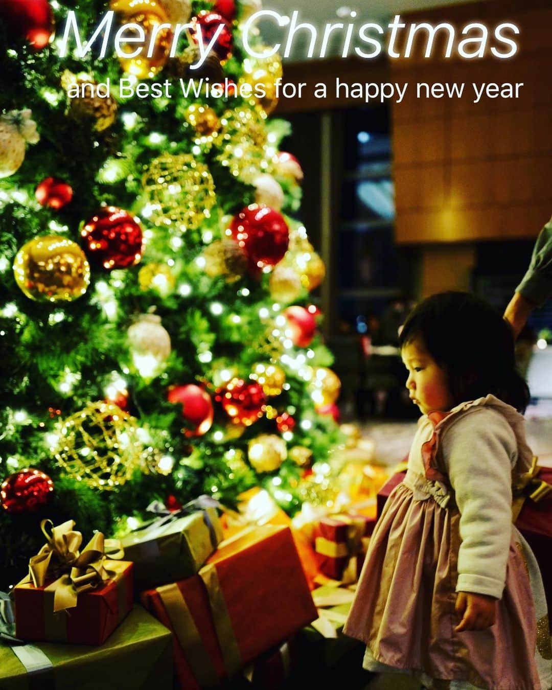 江辺香織のインスタグラム：「Happy  Holidays💖🎄  クリスマスは娘とスコーン作り🍳 （生地食べちゃってるけど。笑）  いつも成長を見守って下さっているおばぁちゃんサンタから凄いプレゼントが🎁🎅  創造力無限大の知育ブロック‼️😇  早速、繋げて遊んでます✨  皆様 素敵なHolliday Seasonを❣️  引き続きStay Safe!⛄️   #xmas #2020 #homemadesweets #englishscones #fortnumandmason #chrismaspresent #ritscarlton #tokyo #japan #1yearsoldand5month」