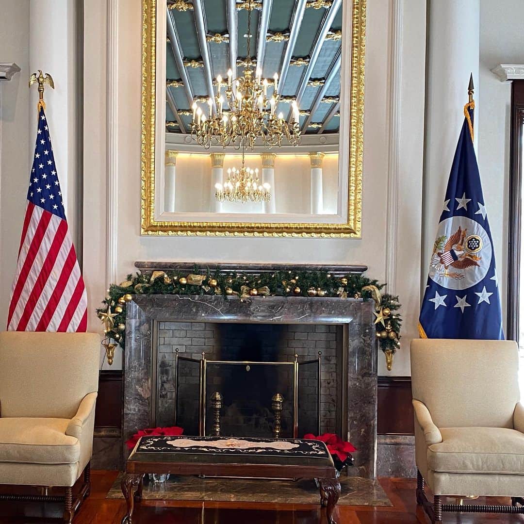 アメリカ大使館さんのインスタグラム写真 アメリカ大使館instagram クリスマスの朝を迎えた 大使公邸のグレートルームの暖炉です Merry Christmas 素敵なクリスマスをお過ごしください Usa America Studyabroad Holidayseason Christmas