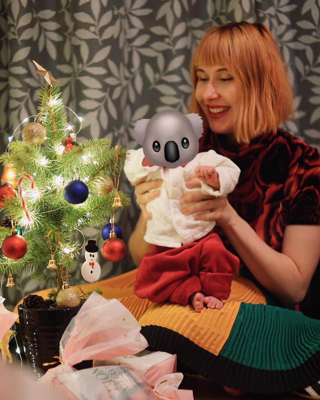 Anji SALZのインスタグラム：「Late to the party - but wishing everyone a lovely Christmas season! Hopefully you were or are able to see your beloved ones during these times or at least can see them safely soon 🥰🎄 This was our first Christmas with our new addition to the family. Little Salz was so kind to sleep most of the day so I was able to bake a cake, cook and eat with a friend and cousin, who otherwise would have been alone during Christmas 🎄😢 We kept it as safe as possible in a small circle and a lot of disinfectant and masks 😷   メリークリスマス🎄🎁 ミニザルツちゃんと同じサイズのクリスマスツリーとの写真。 久しぶりにメイクして、特別は一日を過ごした。 皆さんはクリスマスをどういう風に過ごしたのかな？❤️」