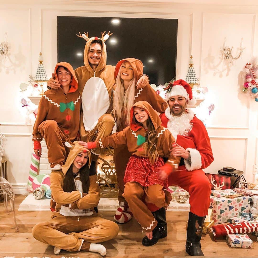 カンディー・ジョンソンのインスタグラム：「Merry Christmas from my family to yours...❤️  It makes my heart explode with love for every one of my onesie-wearing babies and my “Santa” @doctorford   I know this holiday doesn’t feel normal and Covid has made this year so “un-normal” and hard. Even if things don’t feel perfect, (*somehow I even accidentally posted the same picture twice here, just one with a weird color filter somehow🙈😂 oh well!) we all have to just find sparkles of joy in everything and find ways to make things as happy as we can! Just to share: we celebrated my Christmas (I’ll post more of it, but just enjoyed it without posting) on the 23rd, and drove the kids up to Tahoe on Christmas Eve day, so they could spend it with their dad. This year we couldn’t do Christmas like normal with all our family. But we had the best Christmas on the 23rd, we ate a take-out Christmas Eve dinner on the road, outside in 20 degree  weather with zero people in sight! And though it’s not normal...we made it as fun, awesome as we could and made memories.   If you’re alone, sad, feeling like this is un-normal...feel the hug I’m sending you and know your greatest Christmas might be next year! 2 years ago, I was alone on my mom’s couch in Nevada while my kids were at their dads and my mom wasn’t in California with my sister. I was crying and sad and no one on the internet knew, my heart was sad and I even got stood up for New Years plan...only God knew by the next Christmas I would have found my @doctorford and that this Christmas as a whole little family (even if it was on the 23rd -divorce and custody makes holidays require extra creativity!) Maybe you won’t even believe how different next year will be from this year! I hope my story gives someone hope❤️  And I know I’ll get DM’s about our onesies 😍...they are from @tipsyelves and the kids all slept in them too! #MerryChristmas #HappyHolidays」