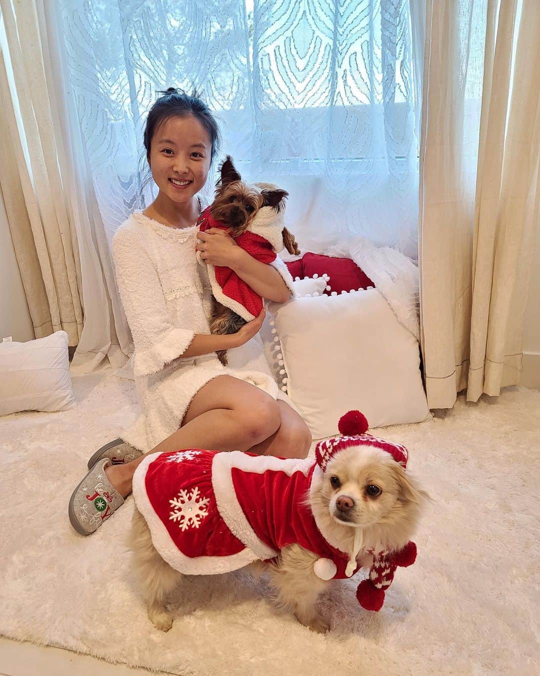 ミン・ユラのインスタグラム：「집콕 크리스마스 🎄#생얼 #biggiesboutique」