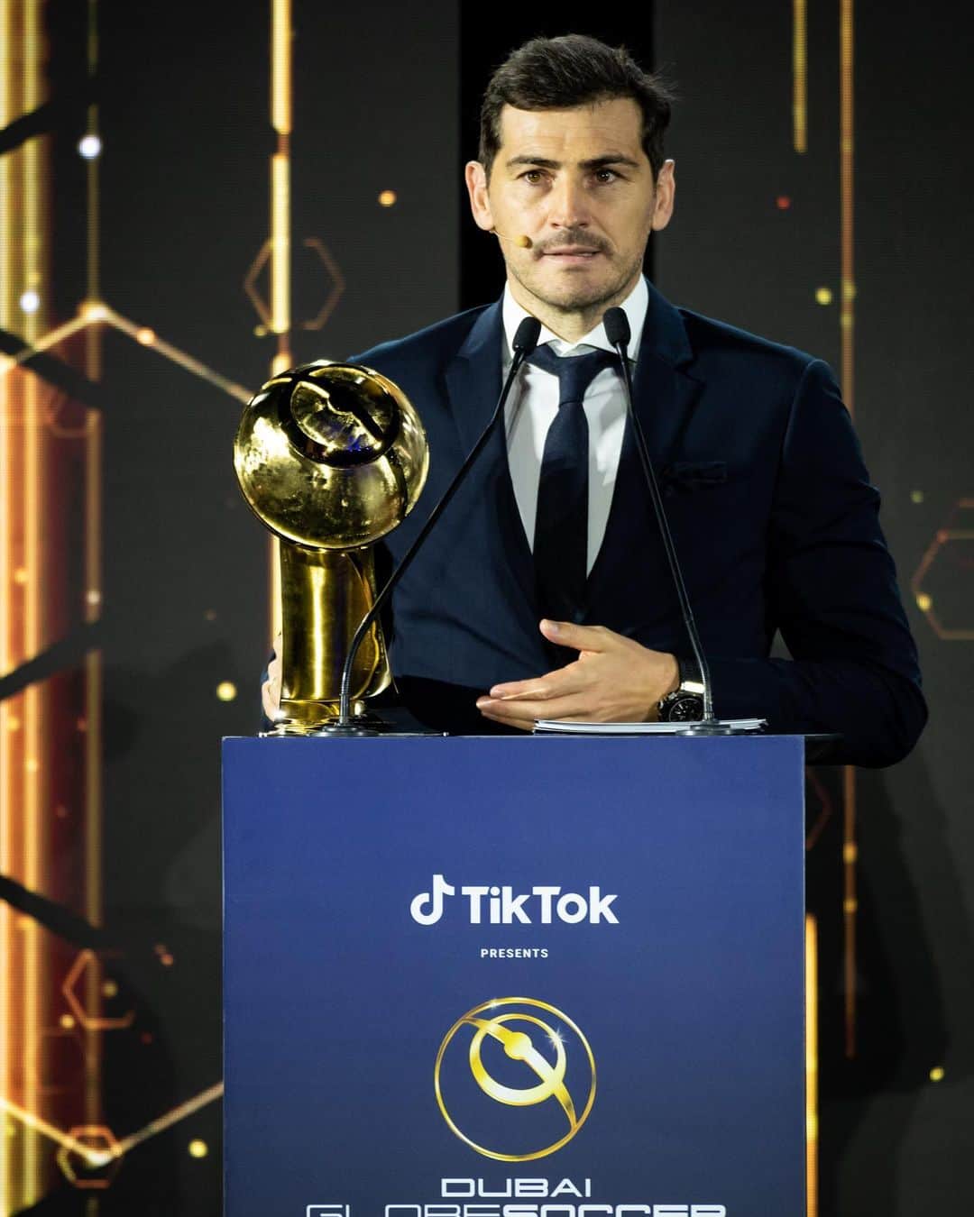 イケル・カシージャスのインスタグラム：「Muy feliz por haber recibido el Globe Soccer Player Career Award.   Gracias a @globesoccer y enhorabuena al resto de ganadores de esta edición.」