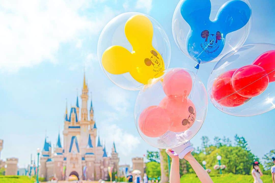 Kahoさんのインスタグラム写真 Kahoinstagram 今年の思い出の一つは やっぱり風船4こもち お天気がいい日に 風船を持って歩くときの高揚感 来年も1回は風船4こやりたいなあ Disney Disneyland Tokyodisneyresort Tdr Tdl Disneygram