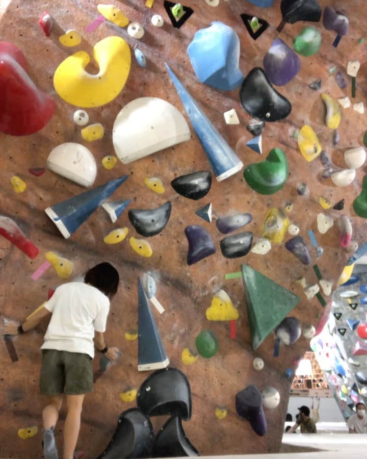 中村真緒のインスタグラム：「@bpump_ogikubo 🌍 初段GET🤩🤩🤩 持ったふりで乗り切った✌️ ・ ・ ・ @addfriction_startup @mudhand_cb @phiten_official @frictionlabs @tenayaclimbing #climbing #bouldering #クライミング #ボルダリング #マオハンド」