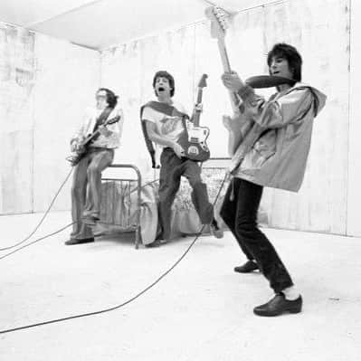 The Rolling Stonesのインスタグラム：「Can you name the music video? Drop your favourite lyrics from the track below👇  Photo by Michael Putland  #therollingstones #blackandwhite #photography」