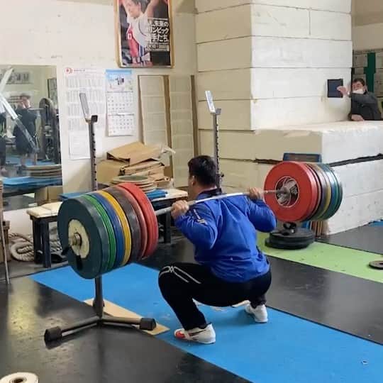山本俊樹のインスタグラム：「- back  squat 300kg  12月29日 尼崎工業高校のウエイトリフティング部で トレーニングを一緒にさせて頂きました  久しぶりの300kgスクワットも無事に成功し 高校生にも喜んでいただきました  #ウエイトリフティングやろうぜ  #耐えて勝つ #率先垂範 #FINELAB #CHRIO #CHERANDKER」