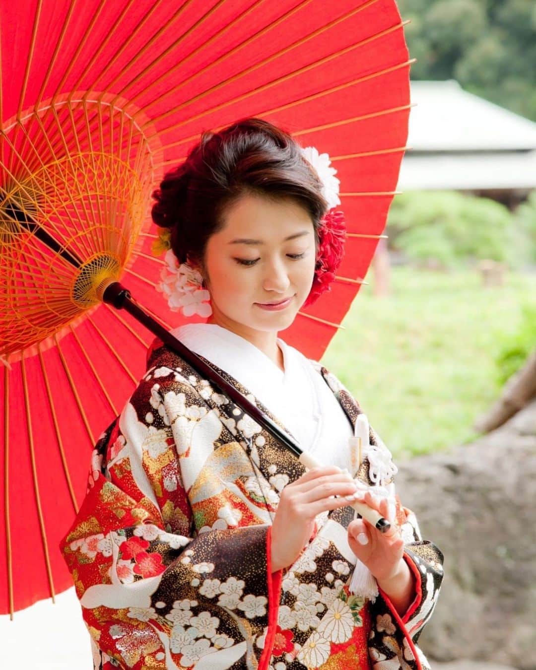 江辺香織のインスタグラム：「🎍謹賀新年🎍  2021年 健康安全に そして皆様に沢山幸せ降り注ぎますように💕  最幸な1年にしましょう😇   #2021 #newyear #tokyojapan #kimono #色打掛 #lovemylife」