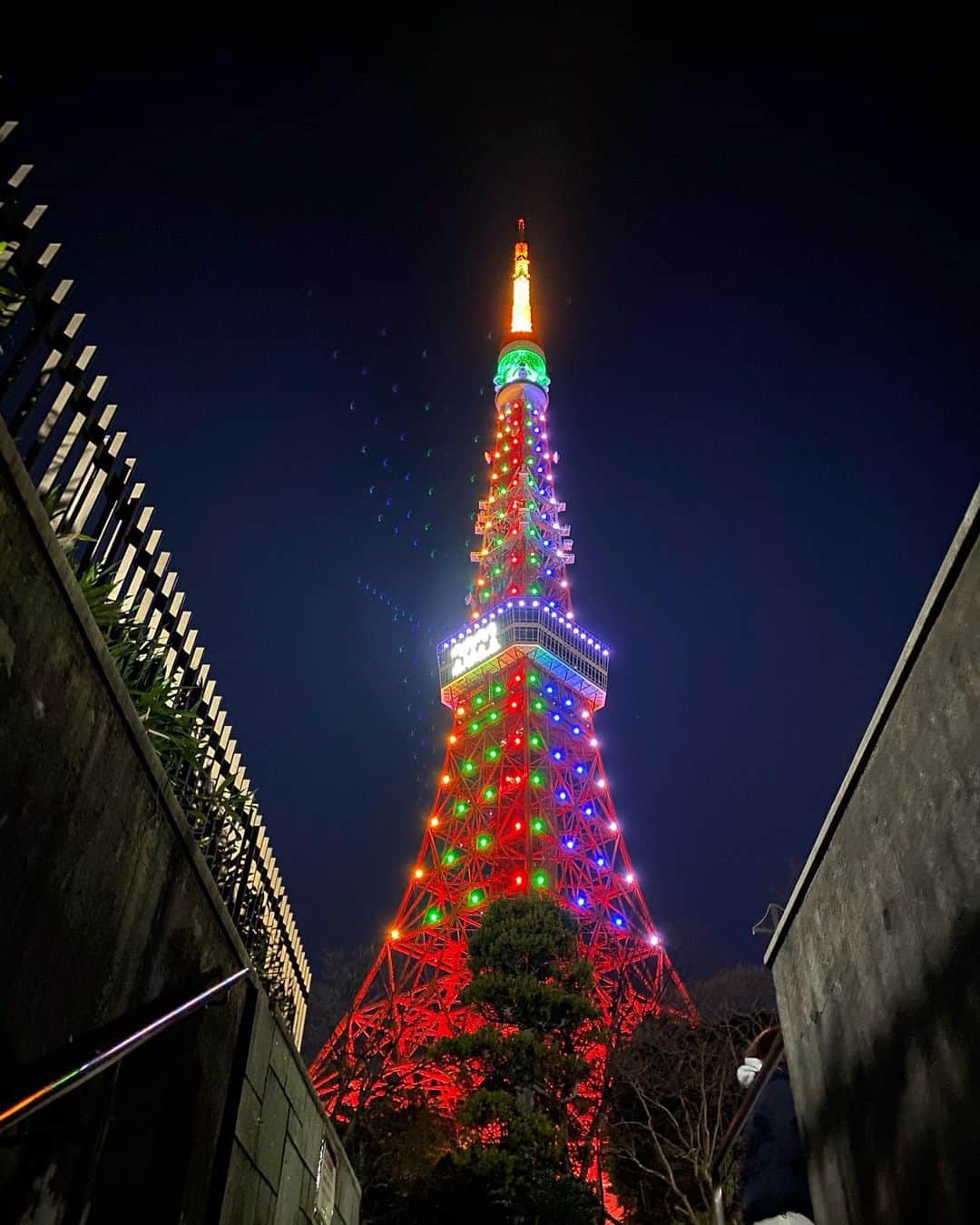 YU-RIのインスタグラム：「三が日終わってすぐ仕事って早すぎない！？って文句言いながら神谷町に向かってる🦙  あけおめ！(遅)  #東京タワー#うかい亭の横の階段から #映えスポット#🗼#1番良い#三連発 #今年もよろしくお願いします」