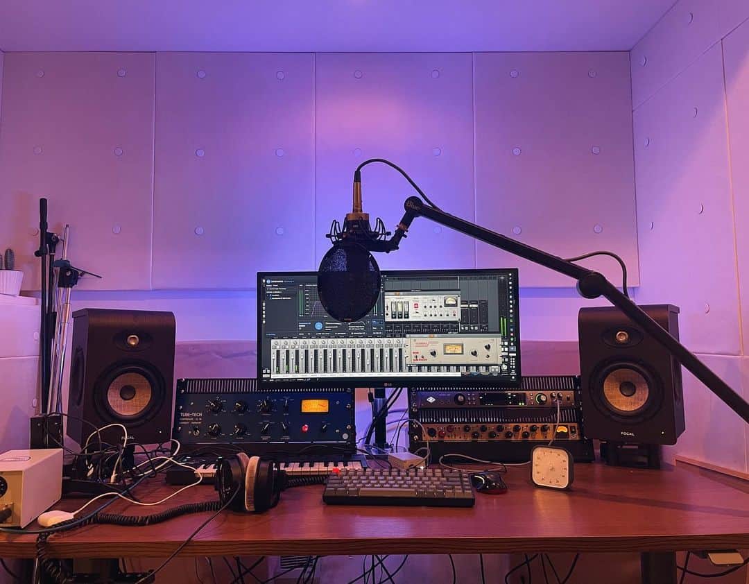 AKLOのインスタグラム：「2021 仕事始め、Studio A Ready to make 🔥  今年もよろしくお願いします🙏  #soundeluxu99 #mpeq1 #cl1b」