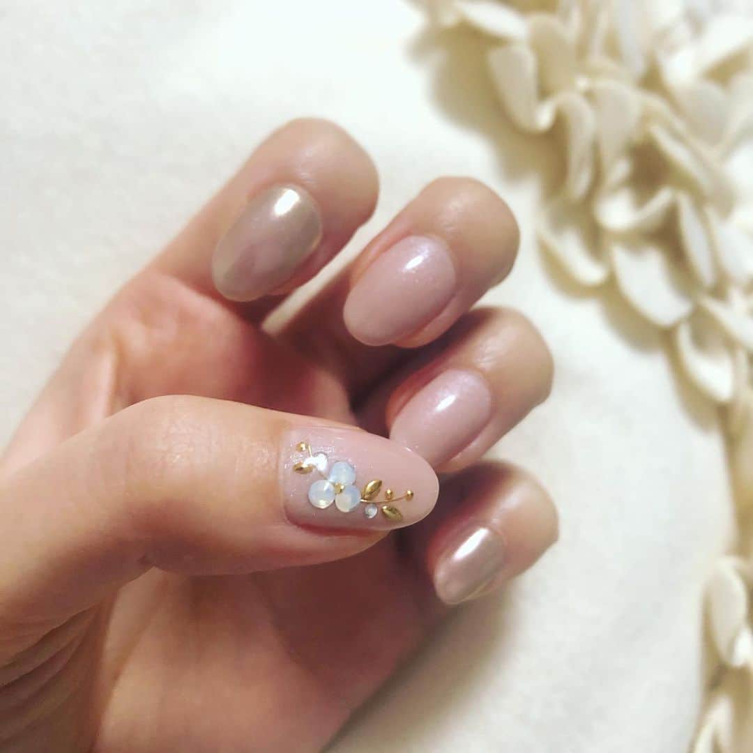 RUUNAさんのインスタグラム写真 - (RUUNAInstagram)「. . 気分上げたくて お花にしました🌸 . . #new #nail #hand #jellynails  #pink #gold #flower #mirrornails  #favorite #change #refresh  #ネイル #ジェルネイル #ミラーネイル  #ピンク #ピンクゴールド #花」1月7日 21時23分 - ruuna_kolme