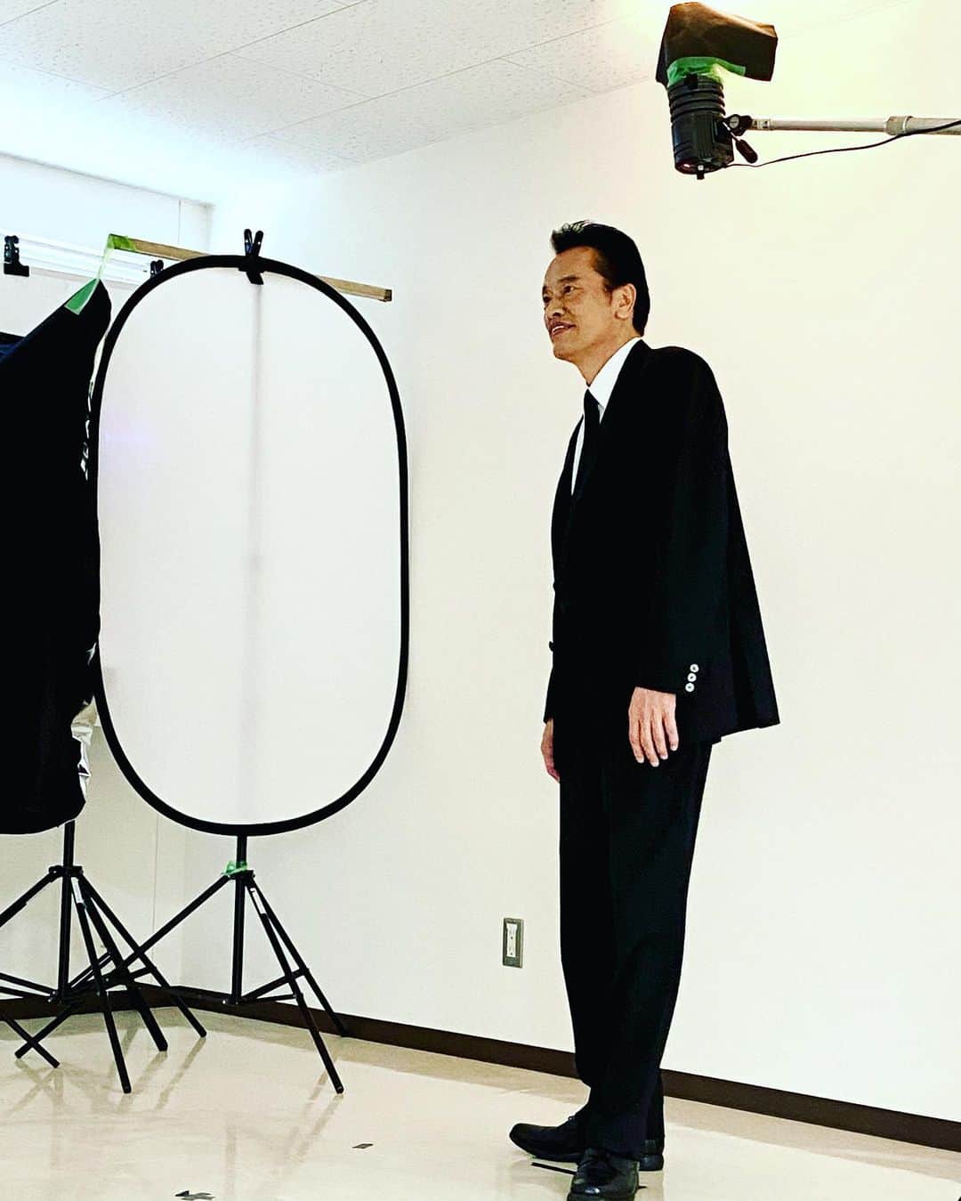遠藤憲一のインスタグラム：「スタッフです。 今夜1/8(金)から #バイプレイヤーズ  新シリーズがはじまります❣️ 24:12からですよ！  またこの黒スーツ姿を拝めるのですよね \(//∇//)\ワクワク  #テレビ東京」