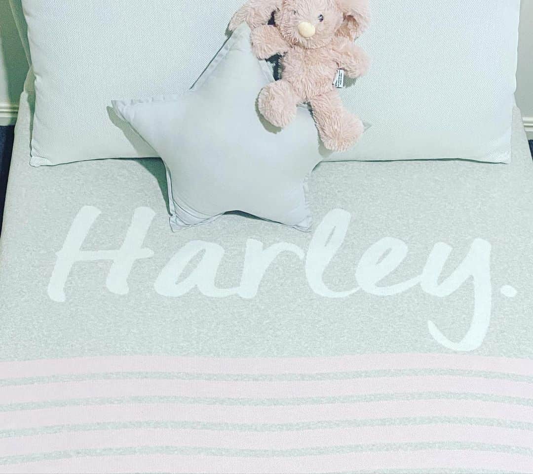 タメカ・バットのインスタグラム：「We love reading nap time & bedtime books with Harley on this adorably cozy blanket 🤗 Harley can never resist a snuggle in it ➡️➡️💜💙 #namelyco」