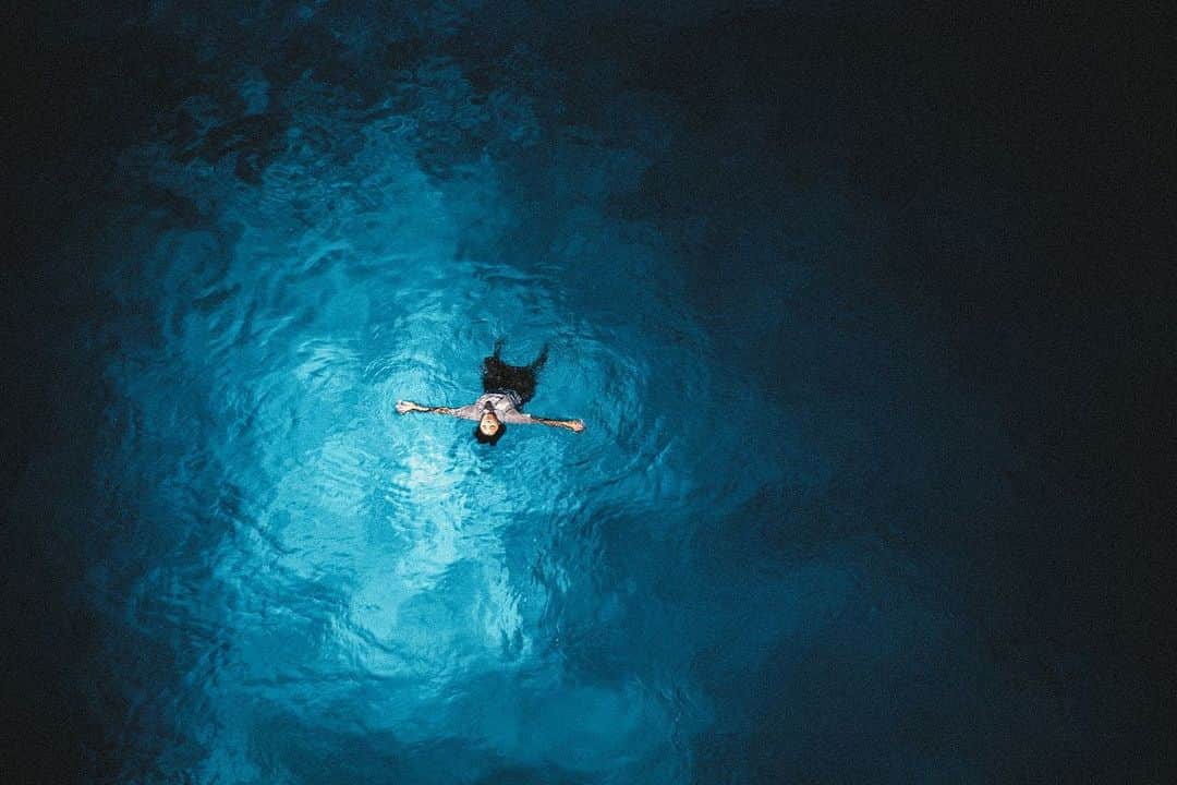 真田真帆さんのインスタグラム写真 - (真田真帆Instagram)「このシーンは50mの深さのプールで撮影しました！ 人生で初めてそんな深さのプールに入って、絶対浮けないけどやらないといけない、と思うと意外と浮けて人間やればなんでも出来るんだなと、驚きました！このシーンがどこに使われてるかは見てからのお楽しみ🌟  この作品は3月13日に行われる #徳島ニューノーマル映画祭「ドライブイン・シアター」にて公開されます！ ぜひ、お車で観にいらしてください🚗 観覧応募 https://passmarket.yahoo.co.jp/event/show/detail/018bsa11f3ycu.html  #徳島ニューノーマル映画祭  #ドライブインシアター  #真田真帆」2月3日 20時03分 - sanadaaaaaa_maho