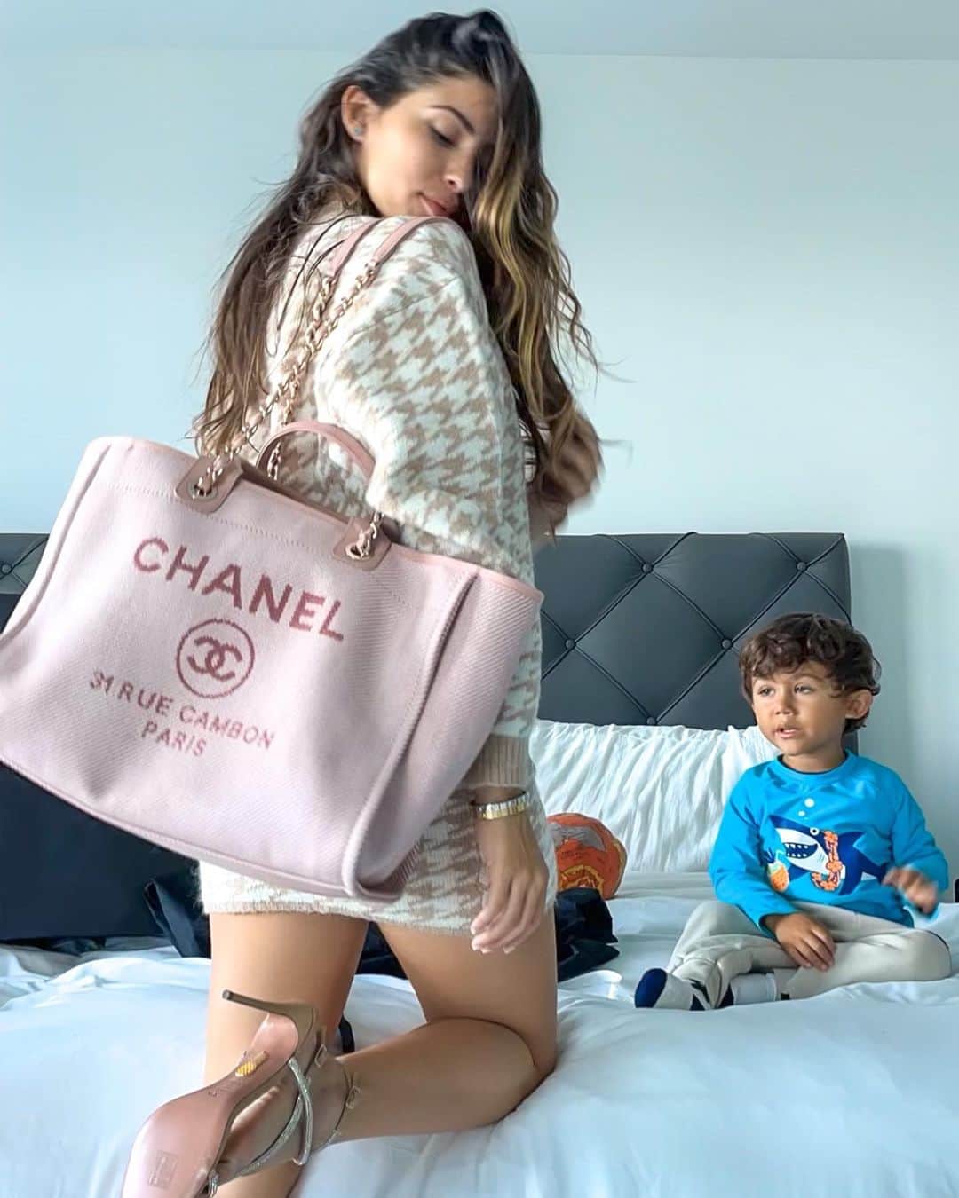 Alexandra M Rodriguezのインスタグラム：「Mom of two boys but make it fashion 💁‍♀️👠💋 #chanel #boymom #fashion #fashionmom #fun #girl #pink #gold #2021 #deauville #ruecambon #babypink #lucky」