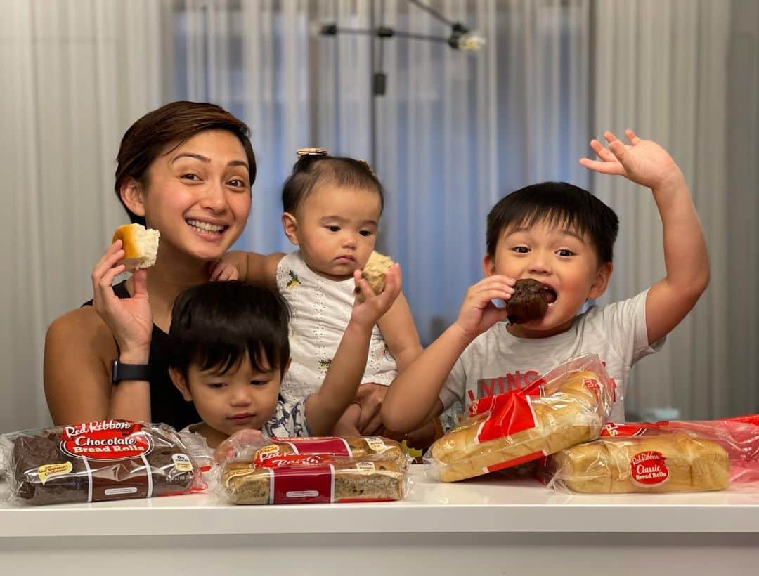 Iya Villaniaのインスタグラム：「I’ve said it before, I am a sucker for good bread! It really is my weakness! And judging by how Alana is looking at that bread roll, seems like she feels the same way 😂 So happy about Red Ribbon’s NEW bread rolls that come in classic, chocolate and raisin! My goodness! Baked Soft and Delicious! Heat it up for 20secs and lather on the butter and you’ll finish the pack without realizing! My fave would have to be the Raisin Bread Rolls! Hahaa! Just. Can’t. Stop! Available now in all Red Ribbon stores! #RedRibbon #BreadRolls #BakedSoftDeliciousness  Or you can order through any of the following: Call #87777 (Metro Manila, Montalban and Rizal only) Order via GrabFood, FoodPanda or LalaFood App Order via Red Ribbon Messenger Ordering Service」