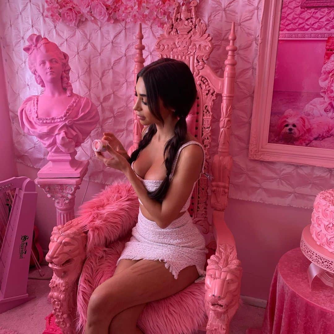 Chantel Jeffriesのインスタグラム：「On set shooting for @trulybeauty #greatestlipsofalltime I’m obsessed. The lip scrub and the lip butter are so satisfying 🤤💞 link in bio to check it out!」