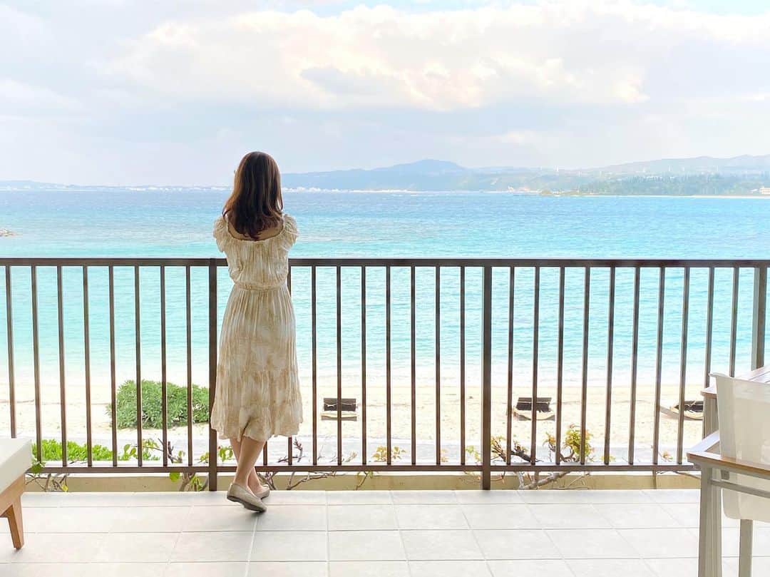 澪花のインスタグラム：「. 🌴コロナ明けに行きたい #ザテラスクラブアットブセナ 🌴 . 🗾#okinawa 📍#テラスクラブアットブセナ  ▶▶沖縄県名護市喜瀬1750 . 旅行好きなみなさん～！ おこもり生活のおともに 過去の旅の振り返りでもいかがですかっ🧸🍼 . ※写真はコロナ前のものです※ 最後の旅行から一年…😢 沖縄のホテル「ザ・テラスクラブアットブセナ」は 景色良しサービスよし食事よし🙆‍♀💛 写真NGだったけどプールも併設されていました✨ . 写真はお部屋のバルコニーにて🏖 本当におすすめだからぜひ一度は行ってほしい🥺 . #沖縄 #沖縄観光 #ホテル巡り」