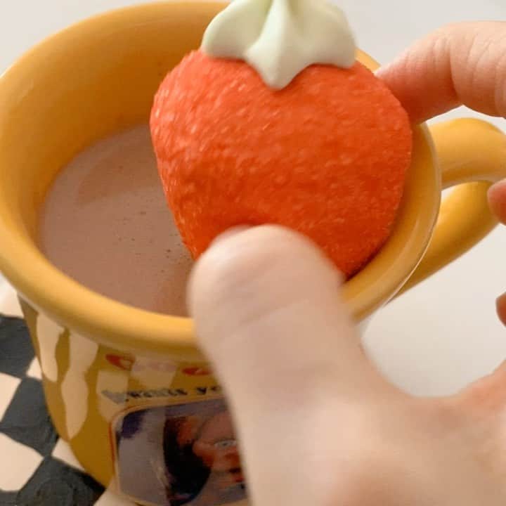 ネオンムーンのインスタグラム：「스위스미스에 딸기마쉬멜로우 조합 ☕️🍓」