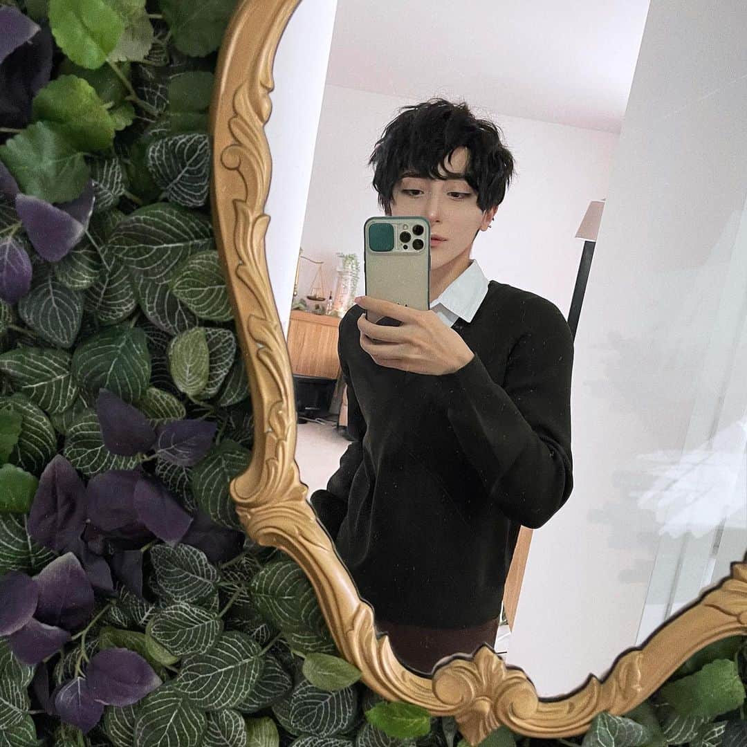 ナイトのインスタグラム：「Recently I put up a green wall in my apartment along with my late grandma’s vintage mirror. Very happy to finally have it on display 🖤」