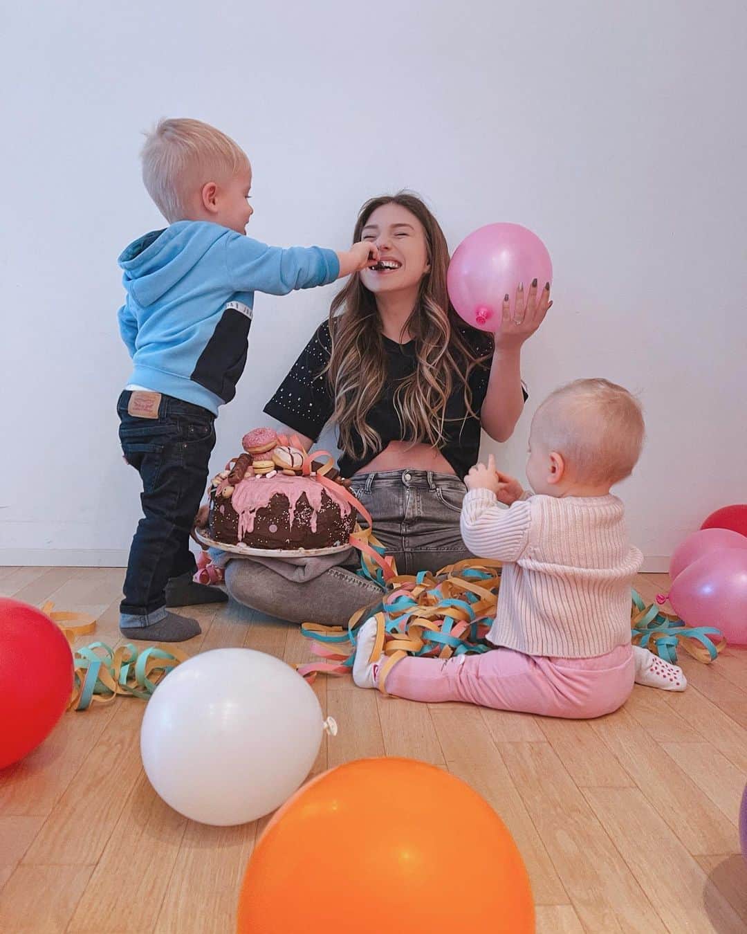 Bibiのインスタグラム：「Instagram vs. Realität 😂🙌🏻 Mein 1. Geburtstag als 2-Fach Mama 🙈❤️Wir machen uns heute einen wunderschönen Family-Tag 🤩🎉🎈 P.S.: Danke für all eure lieben Glückwünsche 🥰」