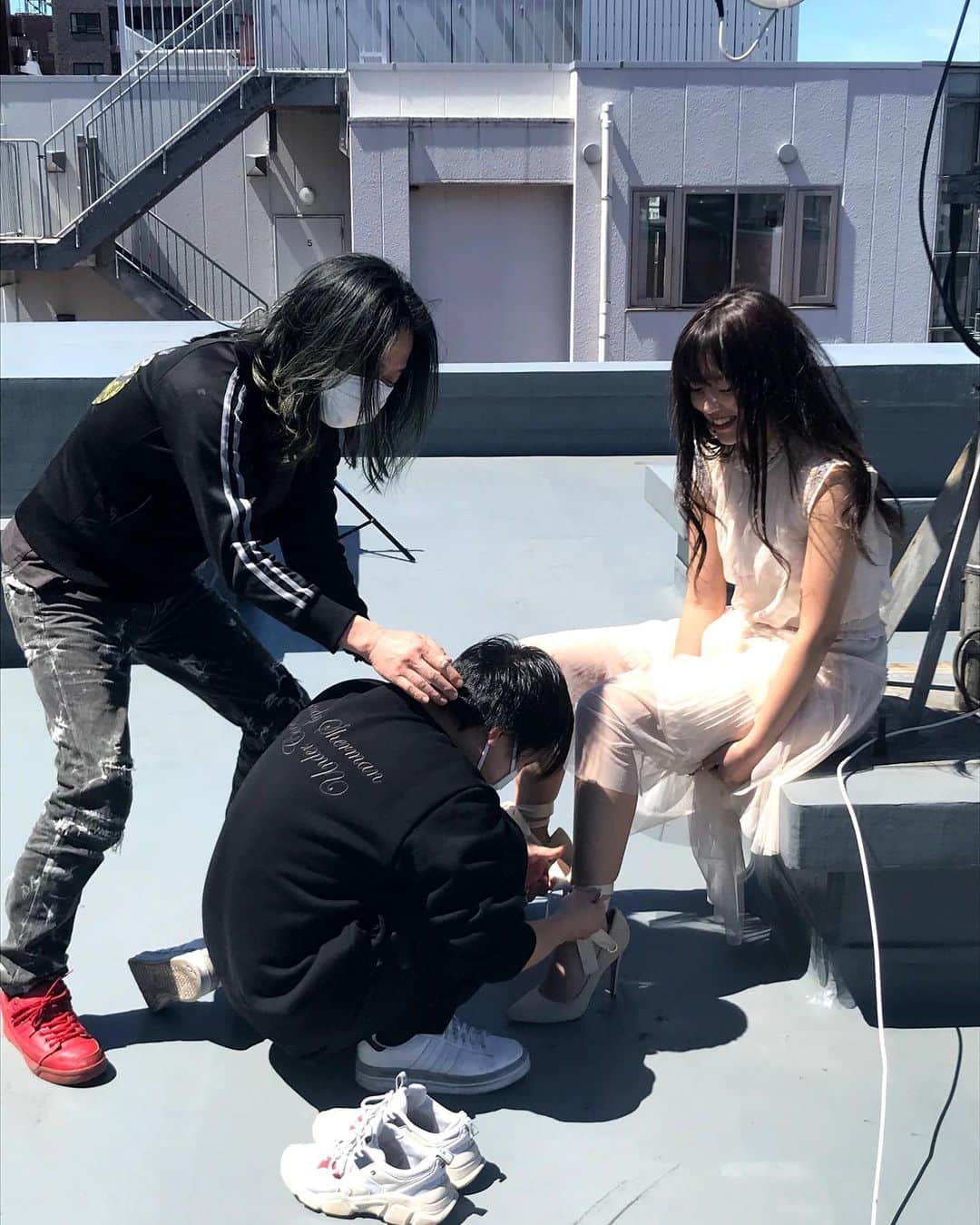 KOUMIのインスタグラム：「. 去年の春くらいに作品撮りした時のオフショット☀️ 編み上げの靴を履かせてくれるスタイリストさんの ヘアをセットするメイクさん😂」