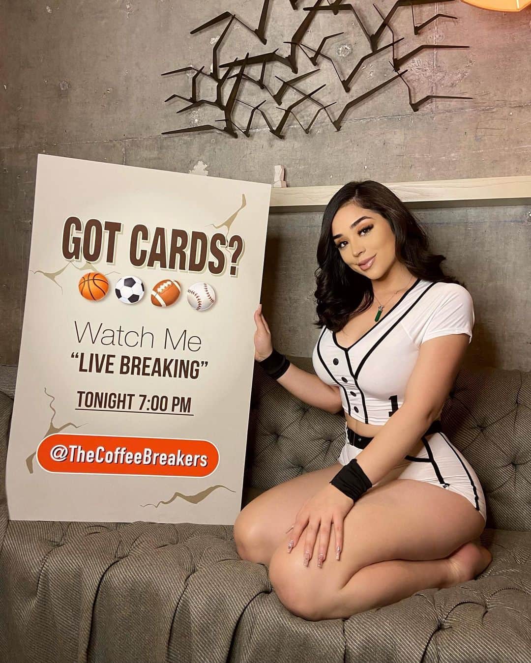 Jackyのインスタグラム：「Watch me @thecoffeebreakers Sports Card Shop🏀⚾️I’ll be opening packs and giving away prizes at 7:00 pm⚾️🎁」