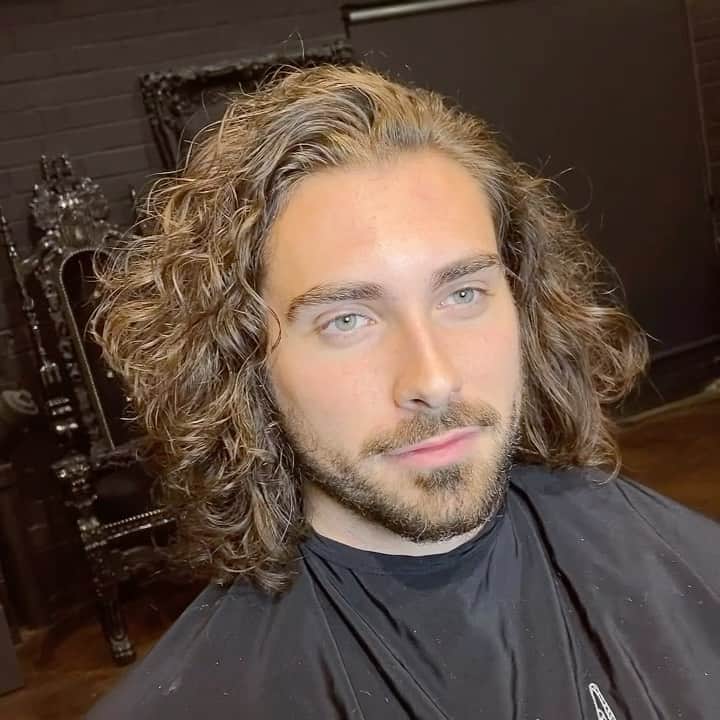 STYLE4GUYSのインスタグラム：「📍Los Angeles. Embracing the 🌊 Wavy & Messy Hairstyle create a truly Effortless Look👌💫. Haircut & Style @byTommyStyle✂️ #StylebyTommy. Follow @byTommyStyle 💫 for more latest Hairstyles Videos Daily! Model @alexpropson」