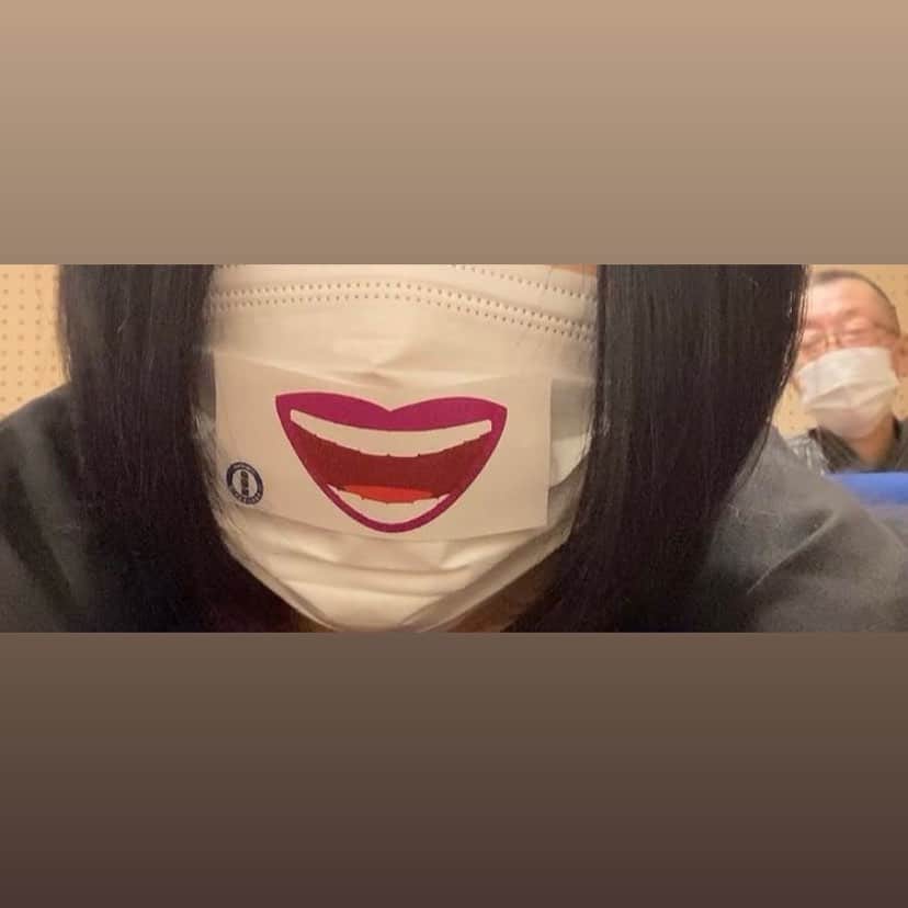 笑福亭鶴瓶のインスタグラム：「明けましておめでとう⛩今年初めてのインスタです。神戸新開地喜楽館に出ました。こんなマスクをしたお客さんが六人いました。こんなマスク必要ですか？怖い。今年初めごめんなさい。落語しにくいやめて下さい。」