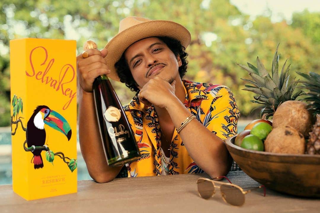 ブルーノ・マーズのインスタグラム：「Why buy rum from a pirate when you can buy it from a player? 😎 @selvareyrum #TropicalLuxury」