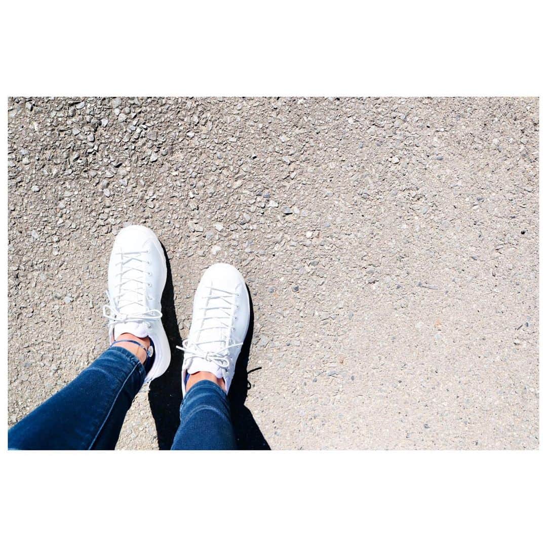 小林由佳のインスタグラム：「Good weekend¨̮ Walking around with totally  white shoes 🚶🏻‍♀️➰♬  ▷ Hueco Advanced Low Women  @mammut_japan」