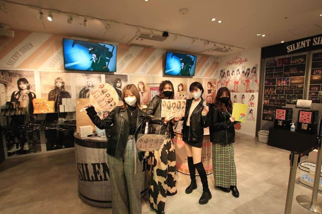 SILENT SIRENのインスタグラム：「109渋谷店にメンバー4人で来店✨  みんなでサインを書きました❗️ 1月31日（日）まで開催してますので、ぜひチェックしてみてください🦏  ご来店お待ちしてます😋 https://www.shibuya109.jp/blog/?pi3=247379」