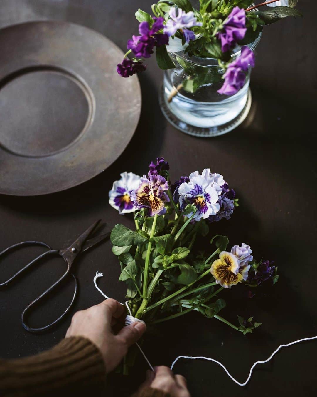 増田由希子のインスタグラム：「Bouquet in the making 💐 #pansy #viola #bouquet 茎丈が長い切り花のパンジーは、束ねて飾っても素敵です #花束　#パンジー」
